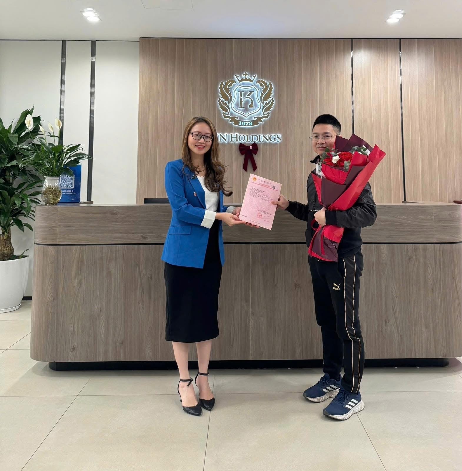 KN Holdings bàn giao sổ hồng và hoa chúc mừng khách hàng ParaSol Cam Ranh